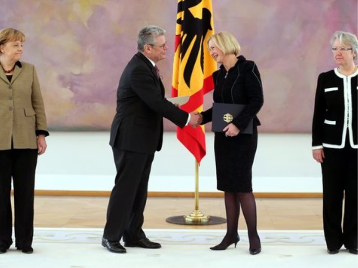 Gauck, Bakan Wanka\'ya Atama Belgesini Verdi