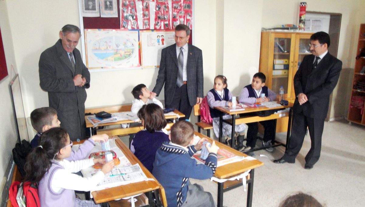 Gemlik\'te Öğrencilere Süt Dağıtımı Başladı