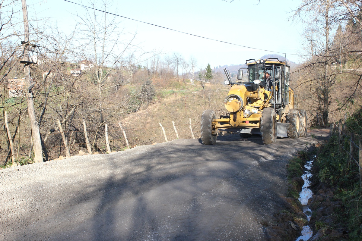 Giresun İl Özel İdaresi İyi Giden Hava Şartlarını Yol Çalışmalarını Sürdürerek Değerlendiriyor
