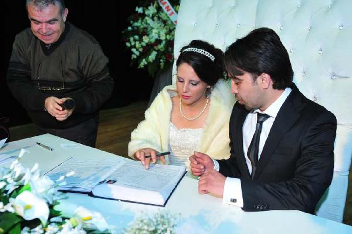 Görevliler 5 Dakikada Bir Nikah Kıyıyor