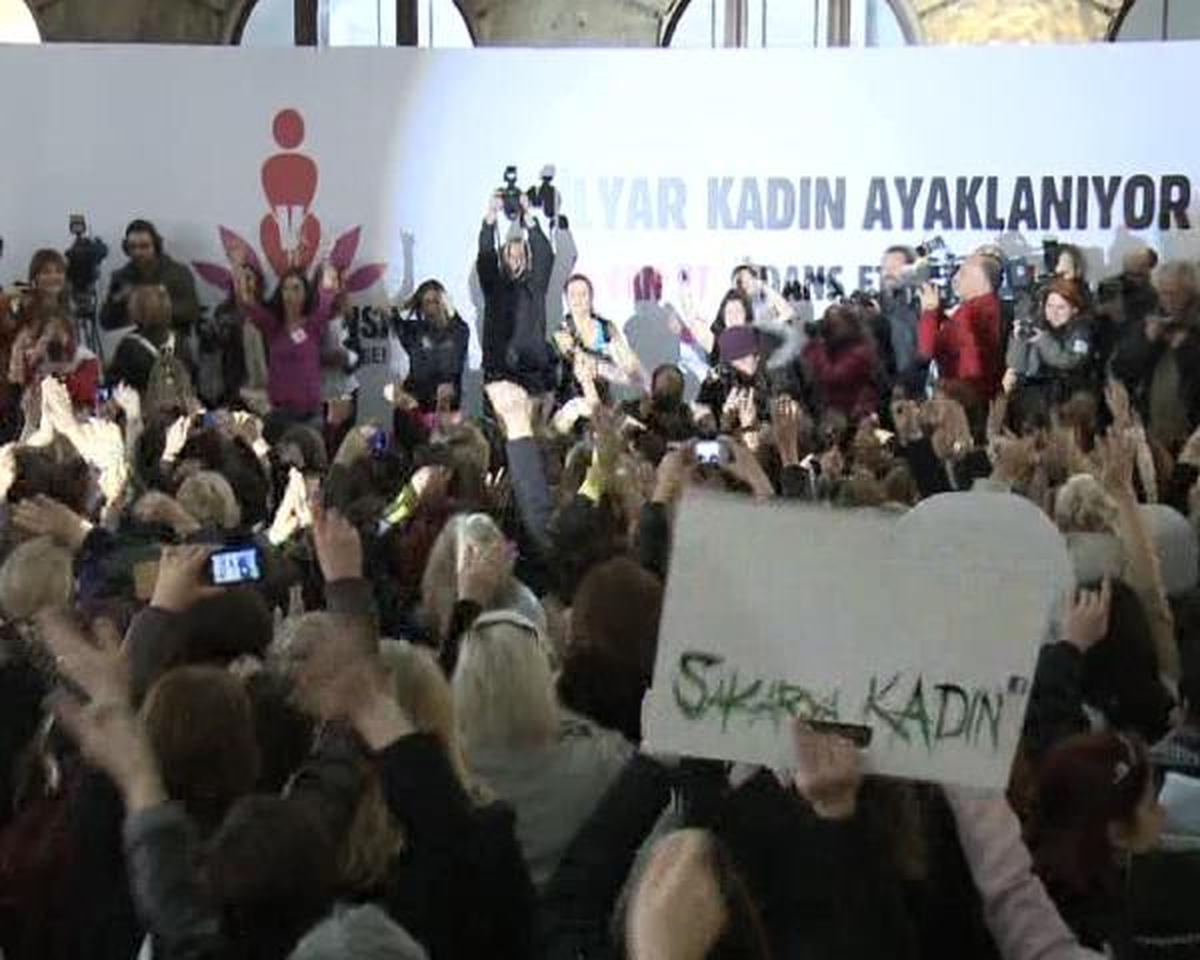 Haydarpaşa Garı\'nda Kadınlar Şiddete Karşı Dans Etti