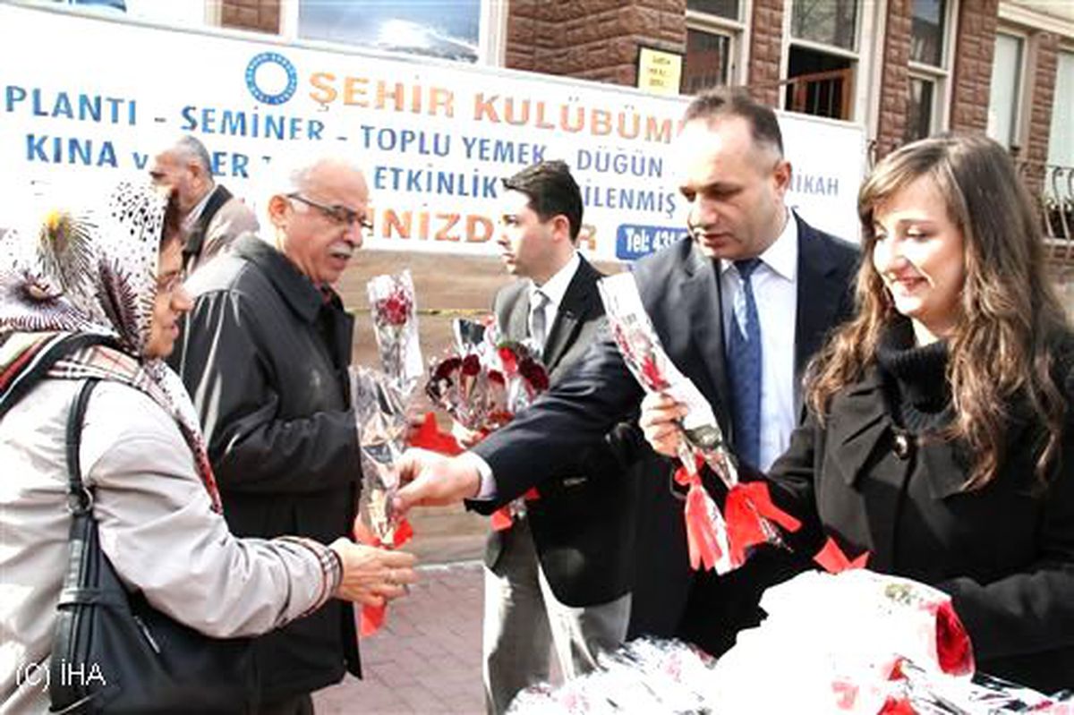 İlkadım\'da Bin Gül Dağıtıldı