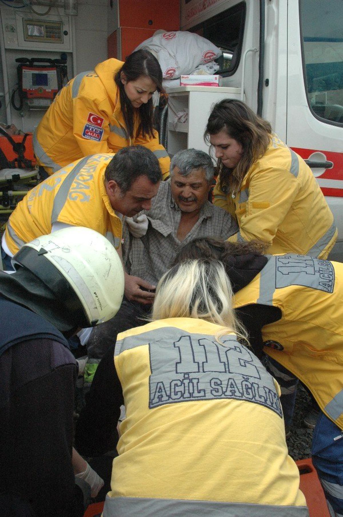 İnşaat İskelesi Çöktü: Biri Ağır, 2 Yaralı