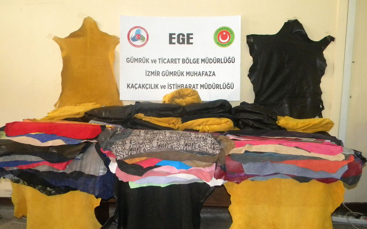 İzmir\'de Kaçak Deri Ele Geçirildi