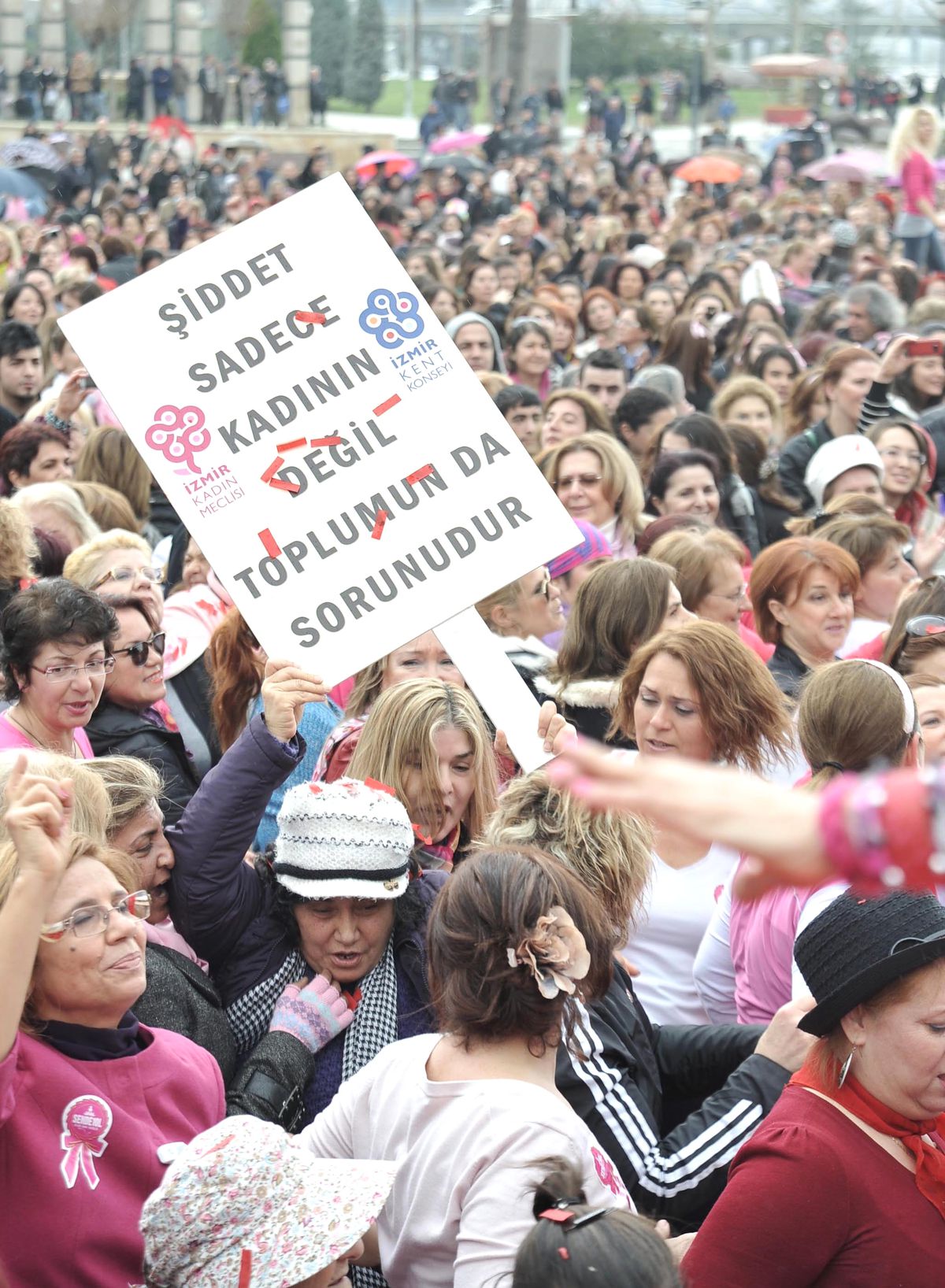 İzmirliler Kadına Şiddeti Dansla Protesto Etti