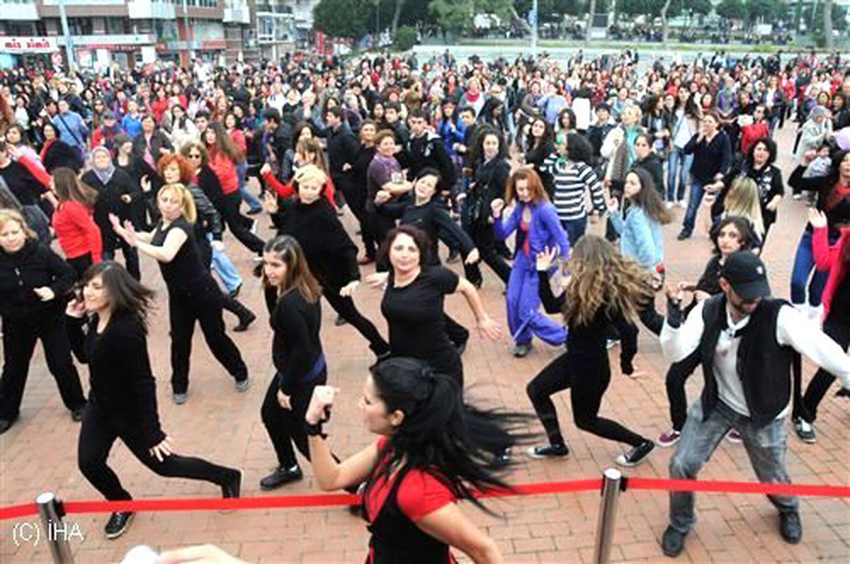 Kadına Şiddete \'Dans\'lı Protesto