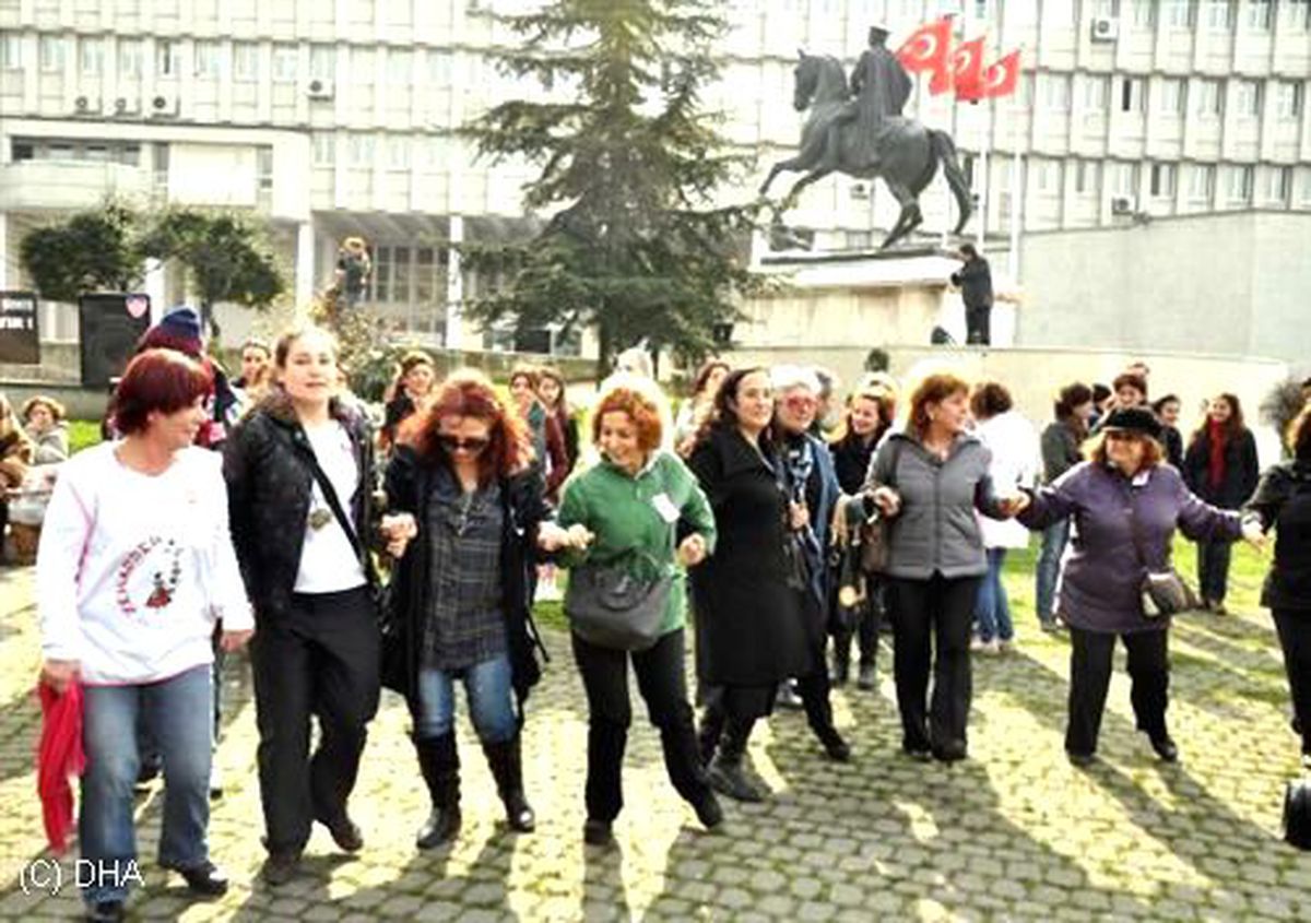 Kadınlar, Kadına Şiddeti Protesto İçin Halay Çekti