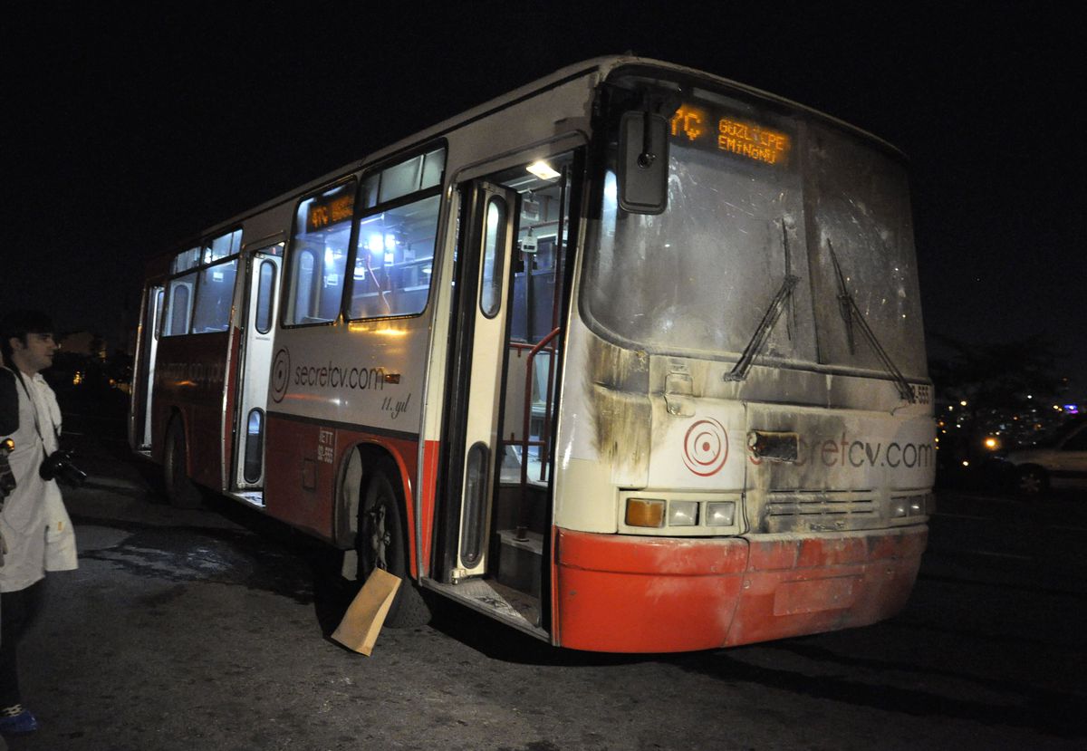Kağthane\'de İett Otobüsüne Molotoflu Saldırı