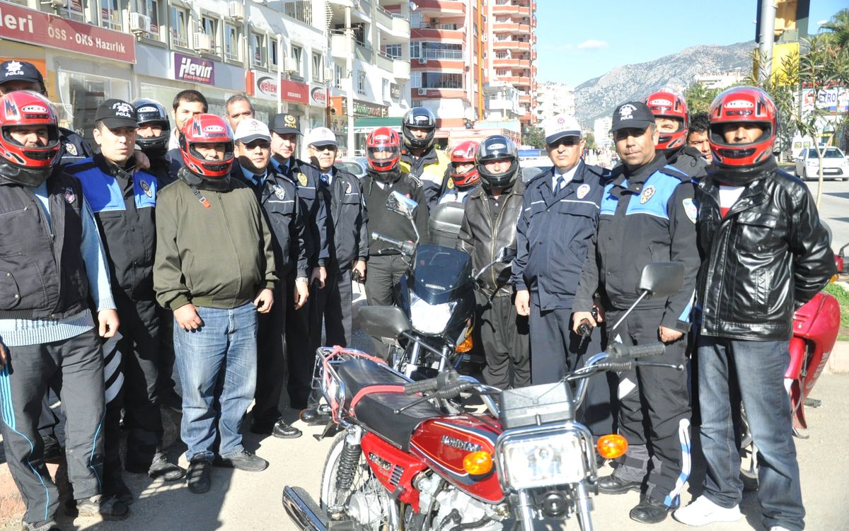 Kozan Emniyeti Sürücülere Kask Dağıttı