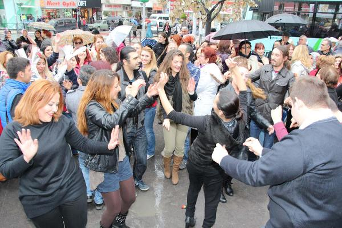 Manisa\'da Kadınlardan Şiddete Danslı Protesto