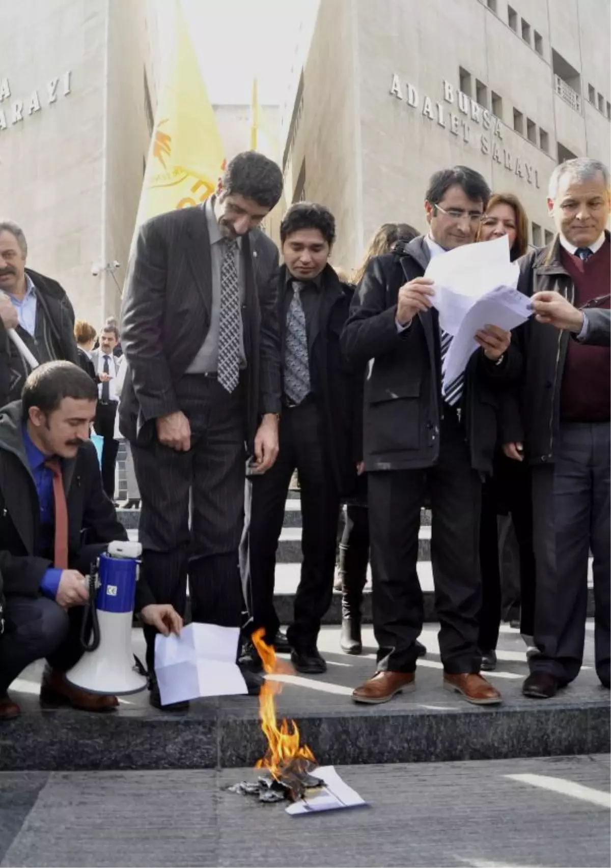 Memurlar, Adliye Önünde Maaş Bordrolarını Yaktı