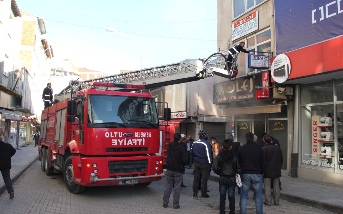 Oltu\'da Giyim Mağazasında Yangın