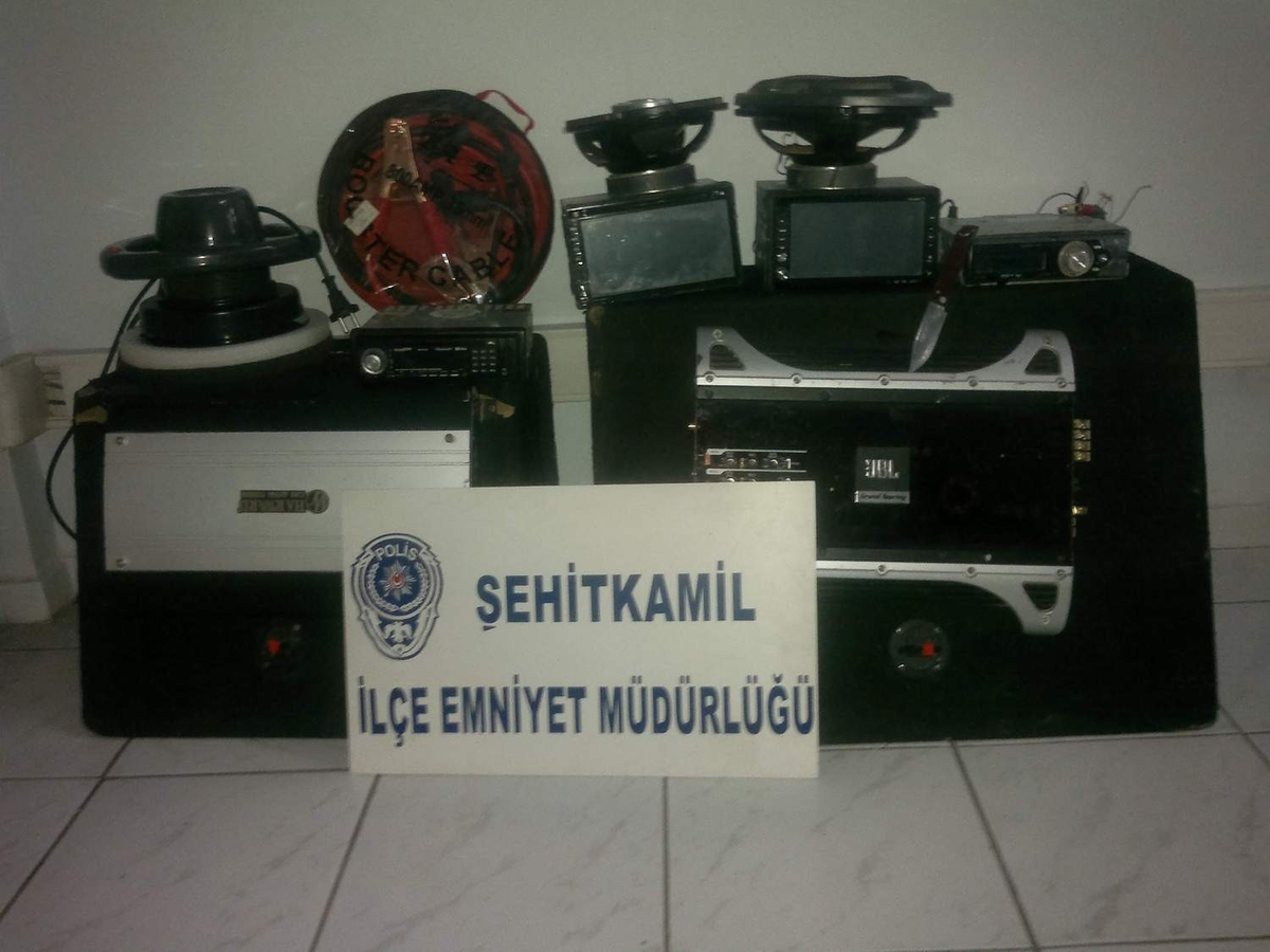 Otodan Hırsızlık Yapan 2 Şahıs Yakalandı