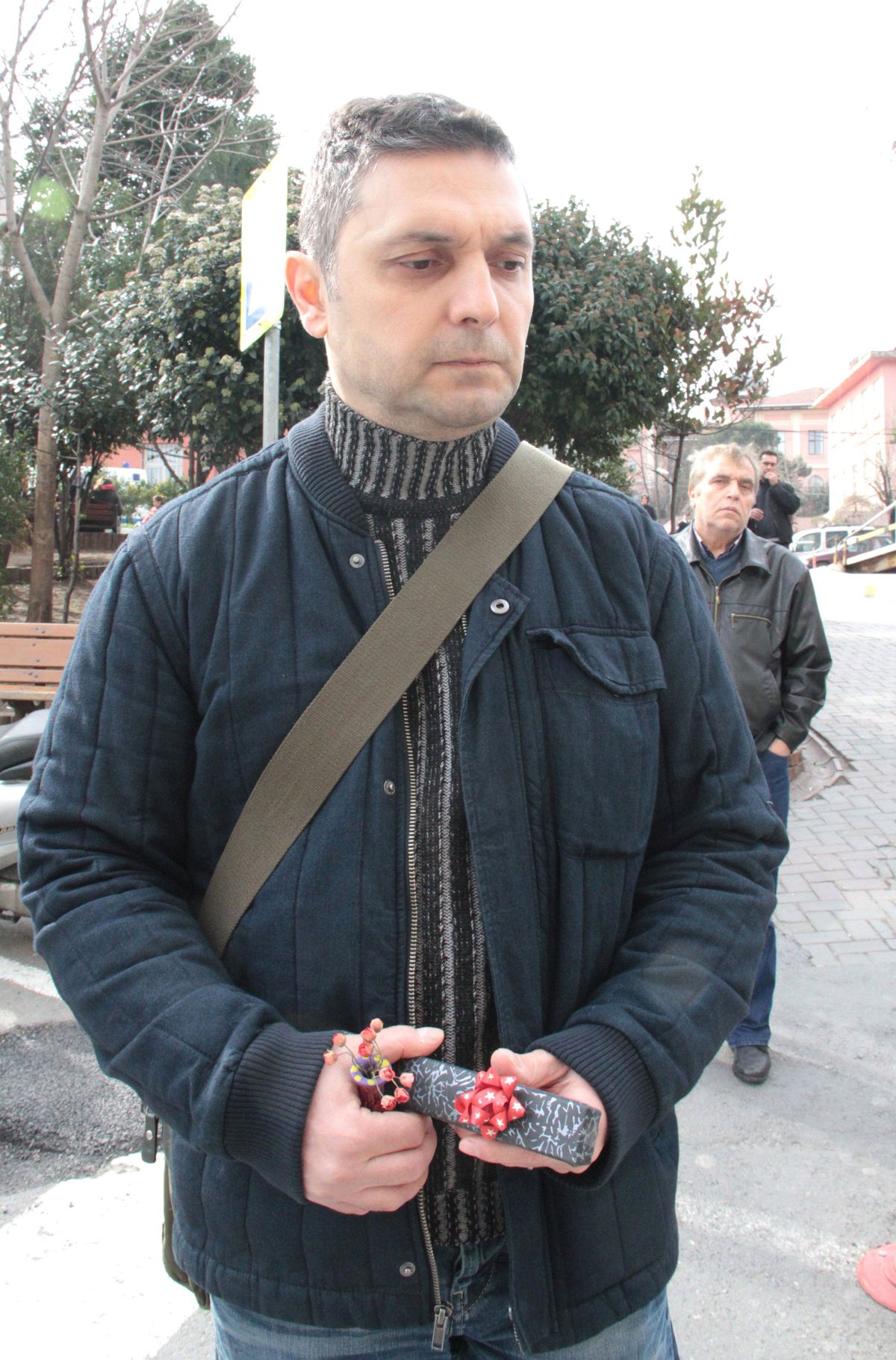Sevgililer Günü\'nde Eşini Yalnız Bırakmadı
