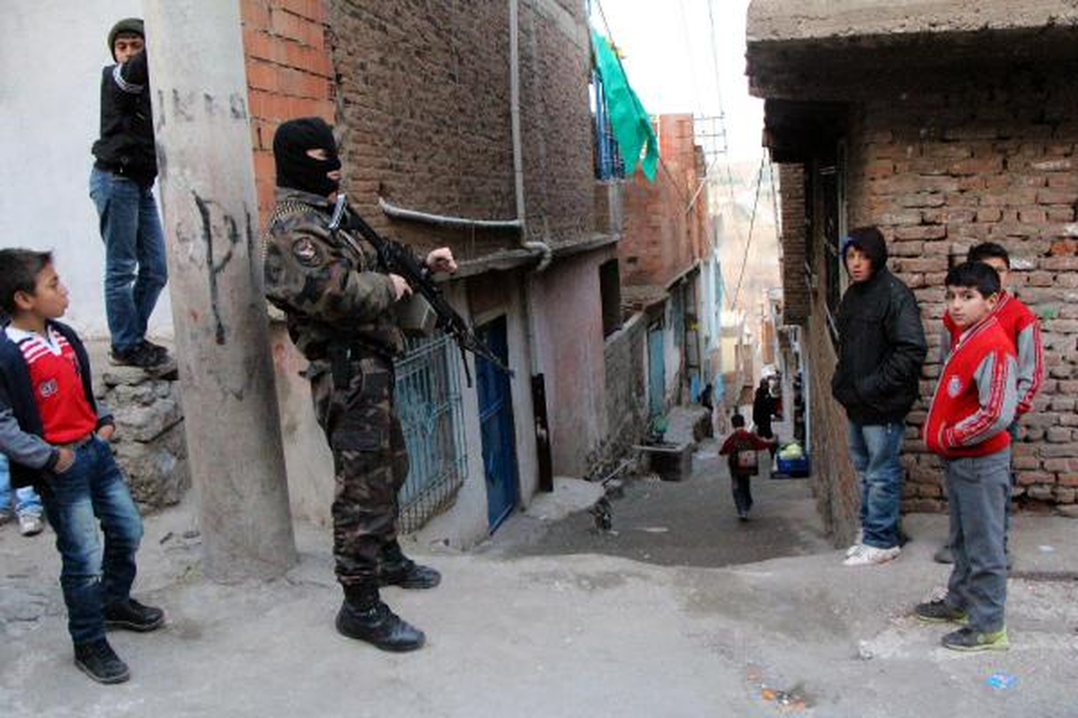 Patlamada Gencin Kopan Parmaklarını Polis Bulup Hastaneye Yetiştirdi