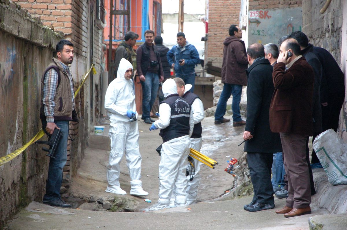 Patlamada Gencin Kopan Parmaklarını Polis Bulup Hastaneye Yetiştirdi Patlamada Gencin Kopan...
