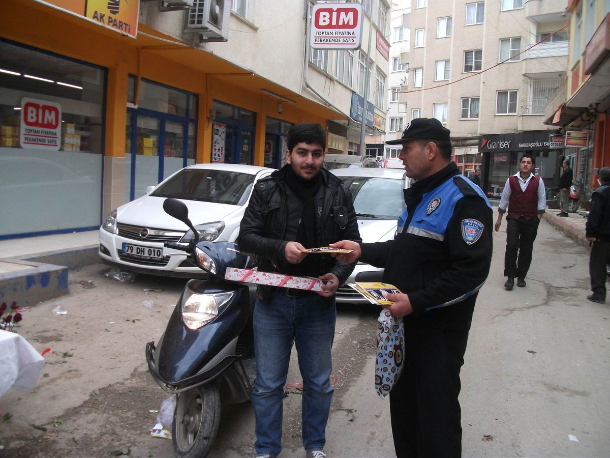 Polis, Kadına Şiddet Konusunda Esnafa Broşür Dağıttı