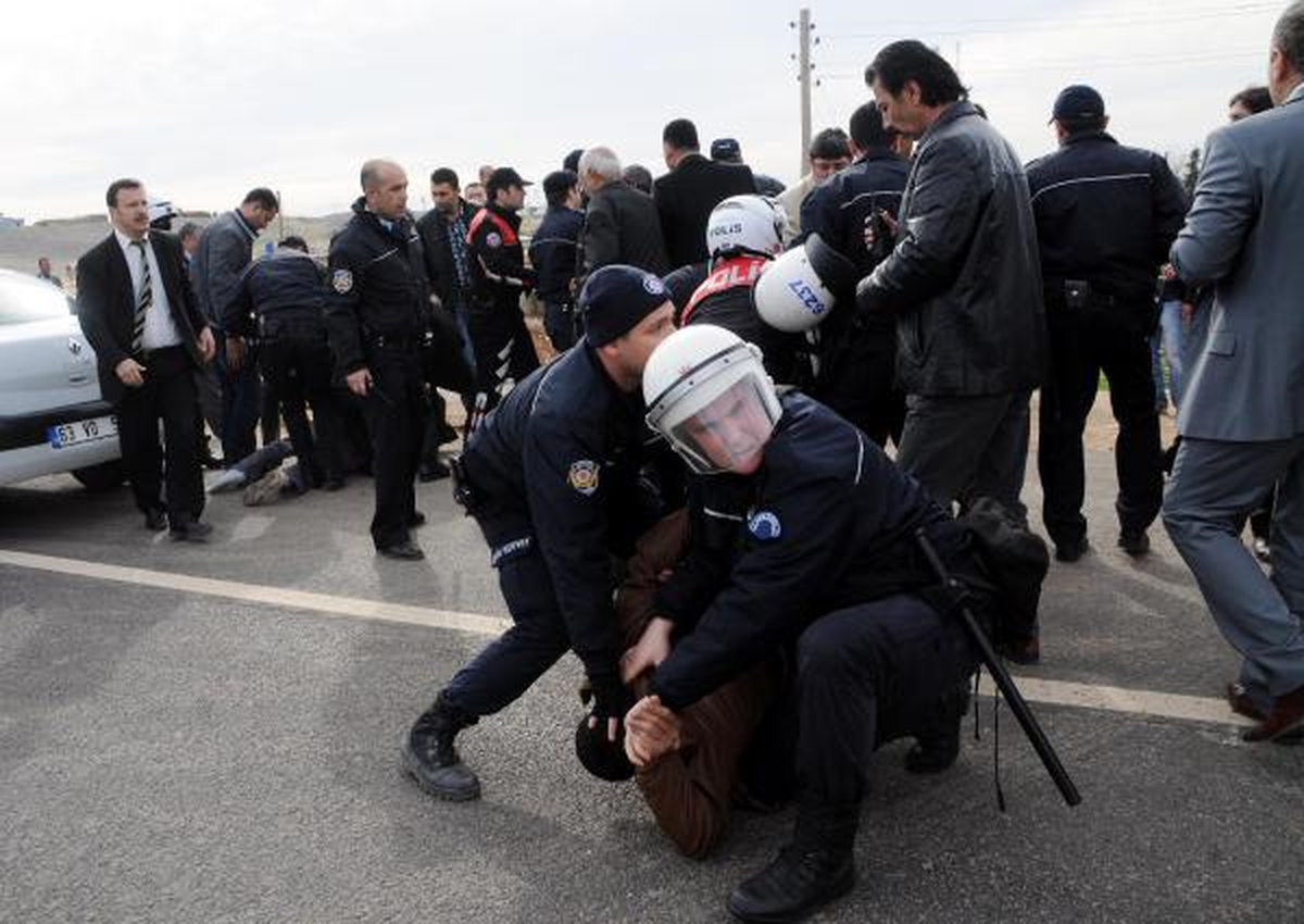 Polis ve Köylüler Arasında Arbede