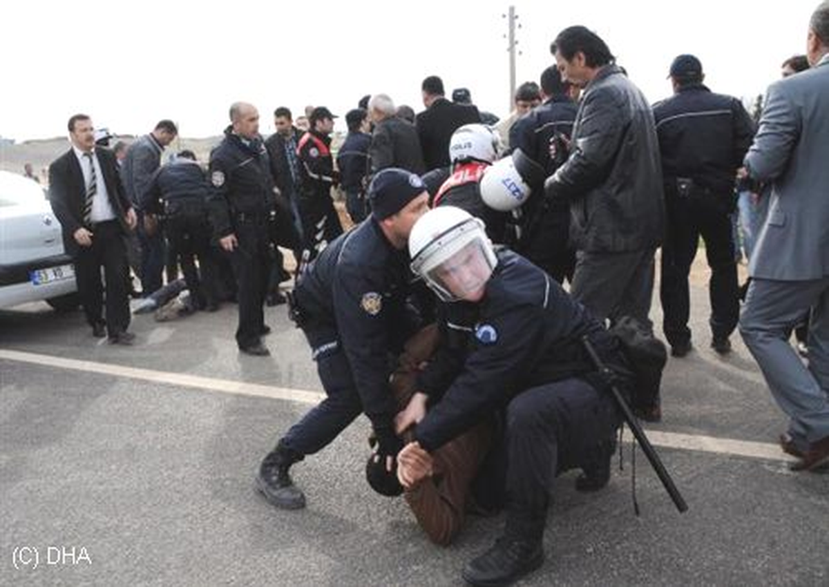 Şanlıurfa'da Polis ile Köylüler Arasında Arbede; 8 Gözaltı