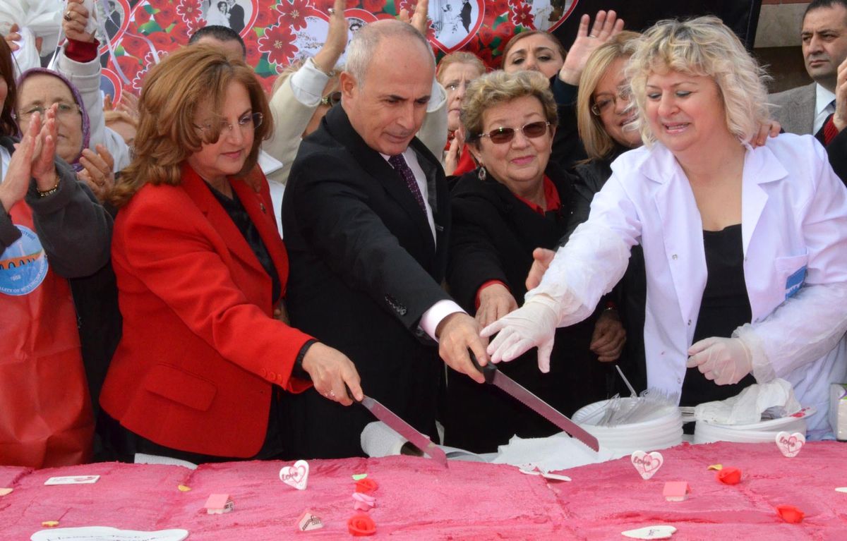 Sevgililer Günü\'nü Dev Pastanın Yanında Göbek Atarak Kutladılar