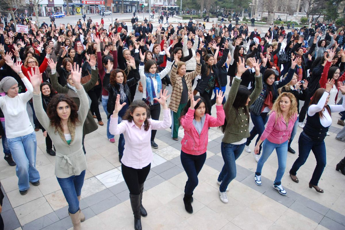 Sevgililer Gününde Danslı Protesto