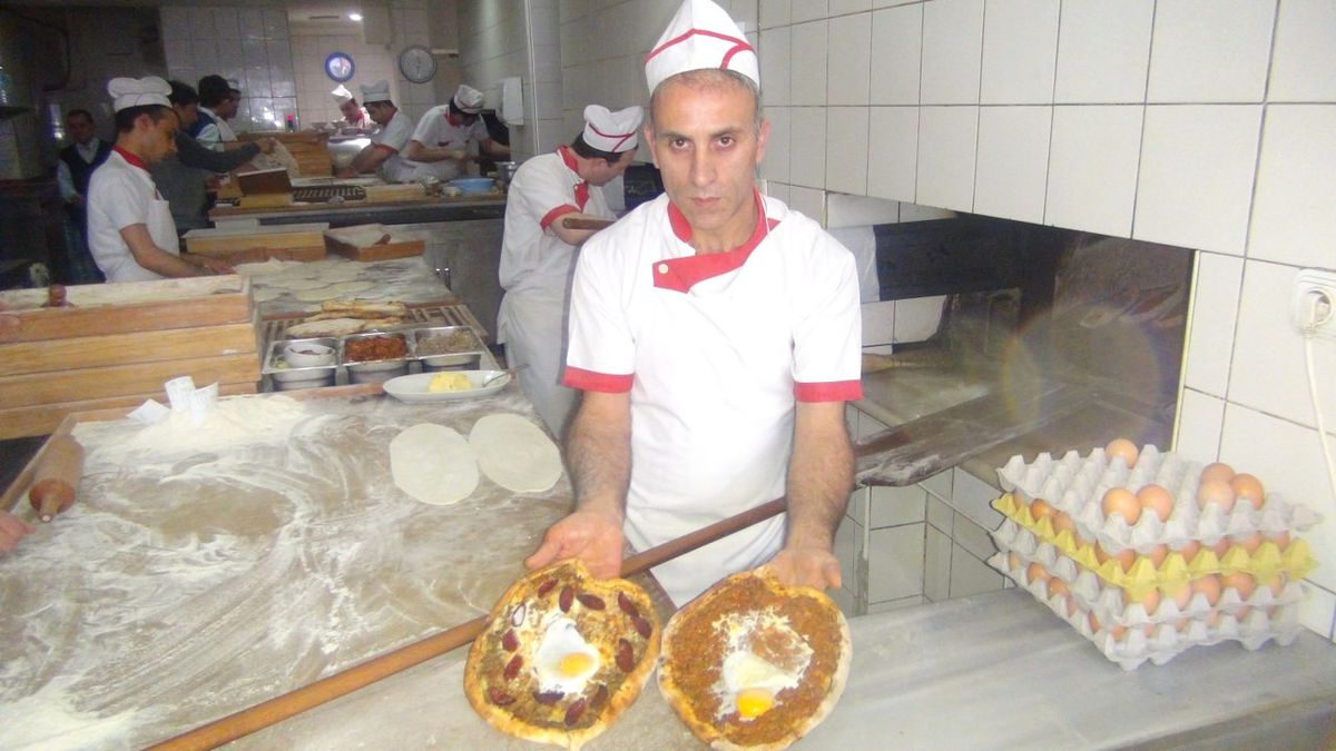 Sevgililere Kalp Şeklinde Karadeniz Pidesi