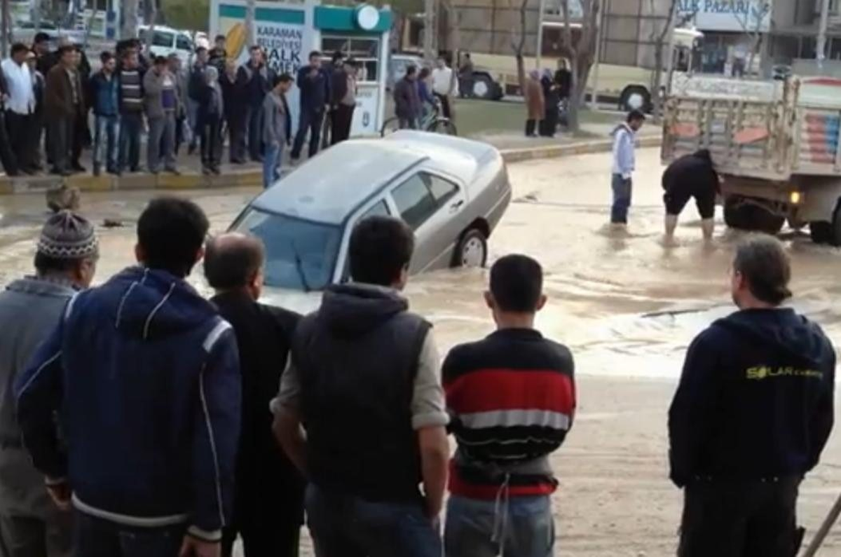 Su Borusu Yolu Çökertti, Otomobil İçine Düştü