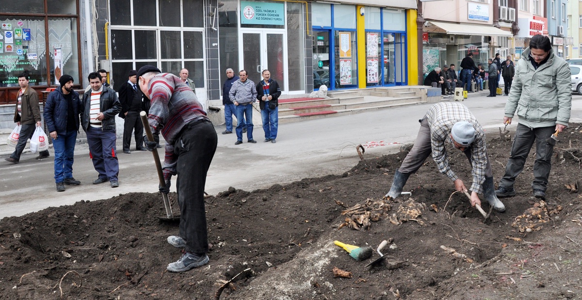 Tarihi Caminin Bahçesinden Mezarlar Çıktı
