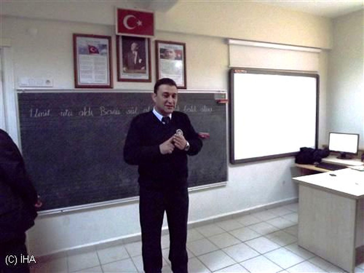 Trafik Polisleri Minik Öğrencilere Trafik Eğitimi Verdi