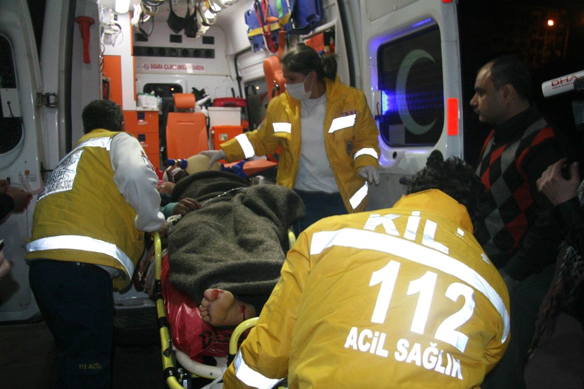 Uçakların Saldırısında Yaralanan Suriyeliler Kilis\'e Getiriliyor