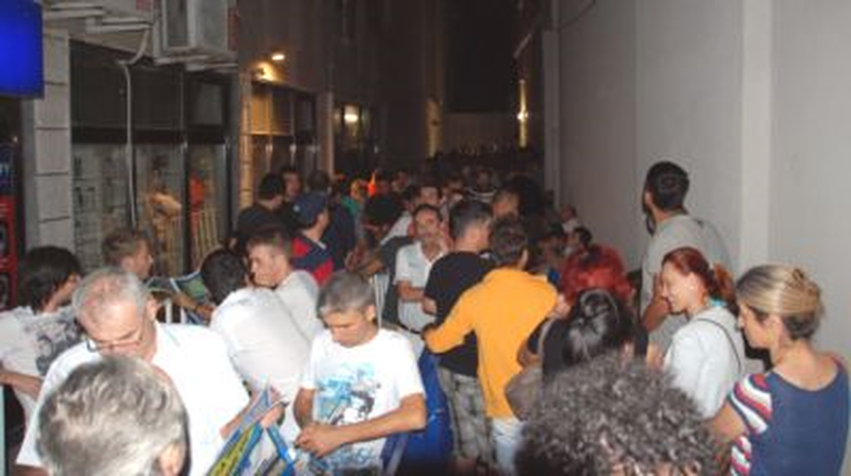 Ucuz Elektronik Eşya İçin Kuyruğa Girdiler