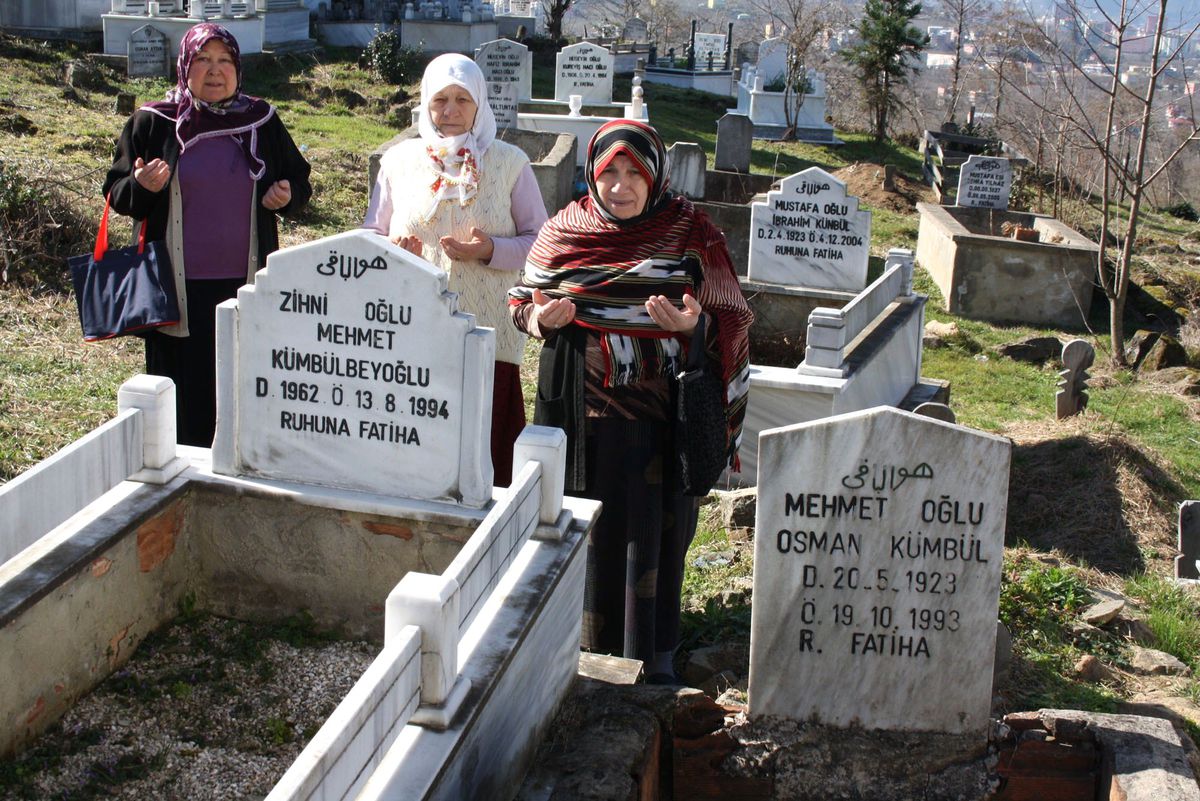 Vefat Eden Üç Kardeşin Eşleri Sevgililer Günü\'nde Mezar Ziyaretinde Bulundu
