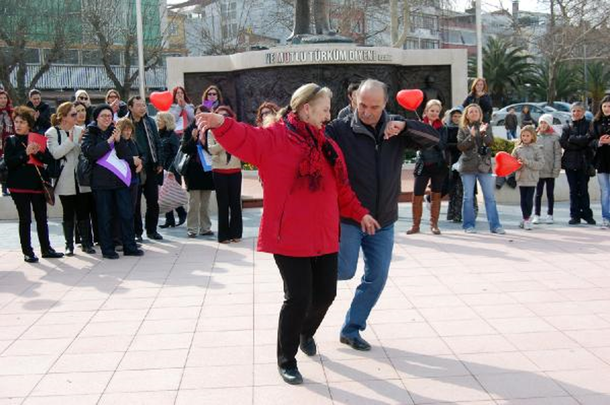 Yalova\'da Kadına Şiddete Dans Ederek Dikkat Çektiler