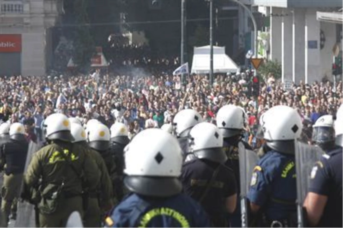 Yunanistan -Syriza\'lı Göstericiler Polisle Çatıştı