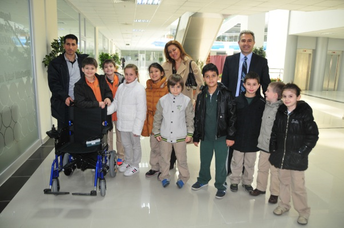 19 Gencin Akülü Tekerlekli Sandalye Sevinci
