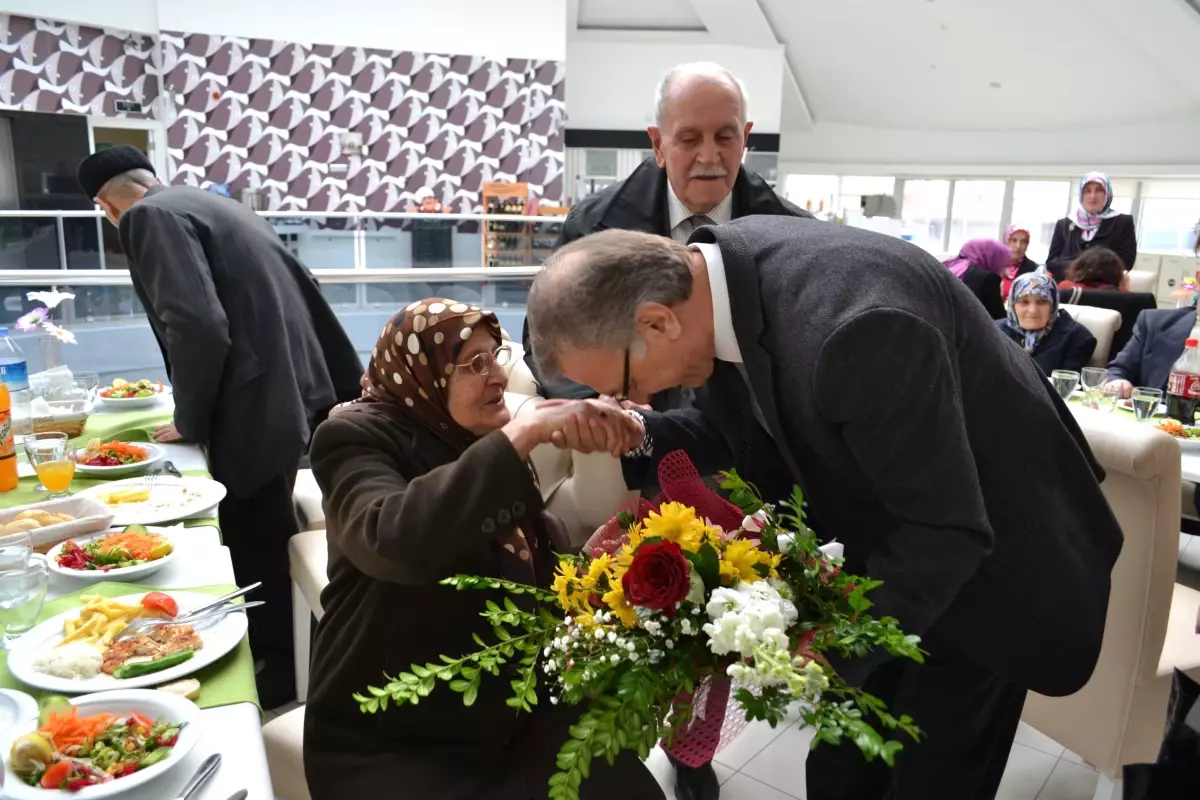 AK Parti Çerkezköy Kadın Kolları Sevgileri Eskimeyen 6 Çifti Bir Araya Getirdi