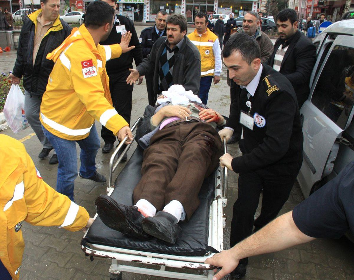 Akrabasını Cami Önünde Bıçakla Yaraladı