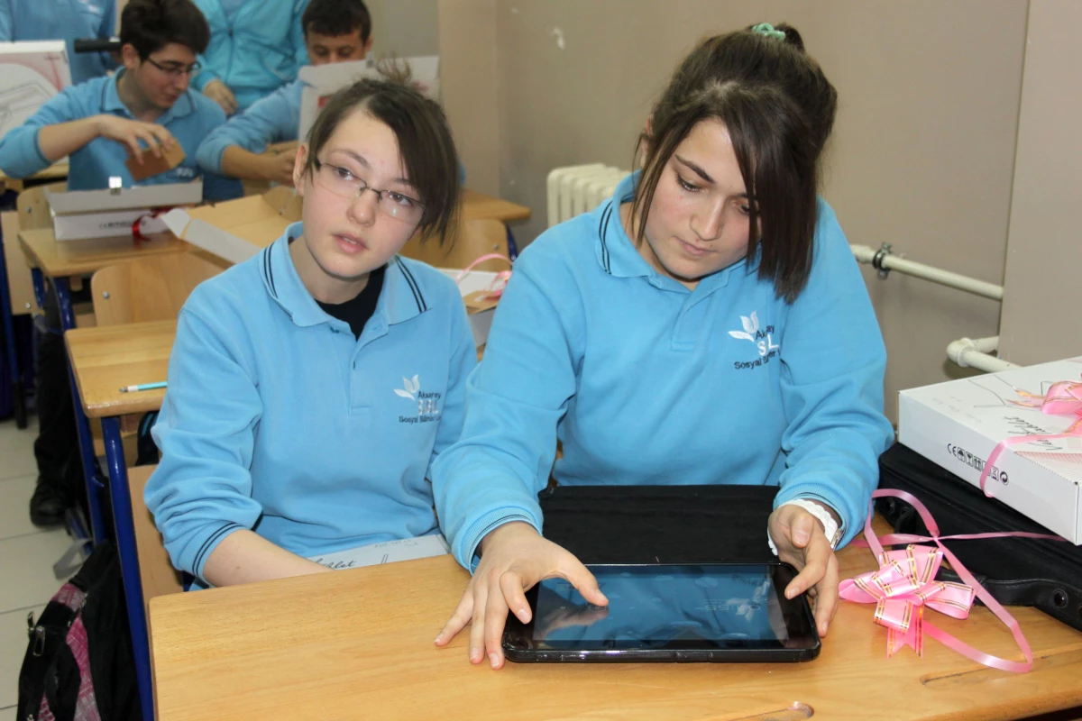 Antalya\'da Öğrencilere Tablet Bilgisayar Dağıtıldı