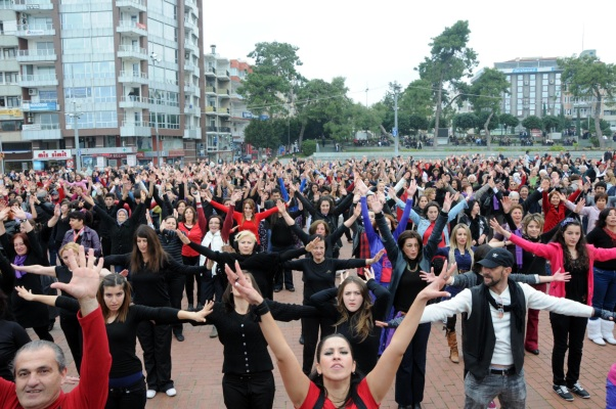 Antalyalı Kadınlar Şiddeti Dansla Protesto Etti
