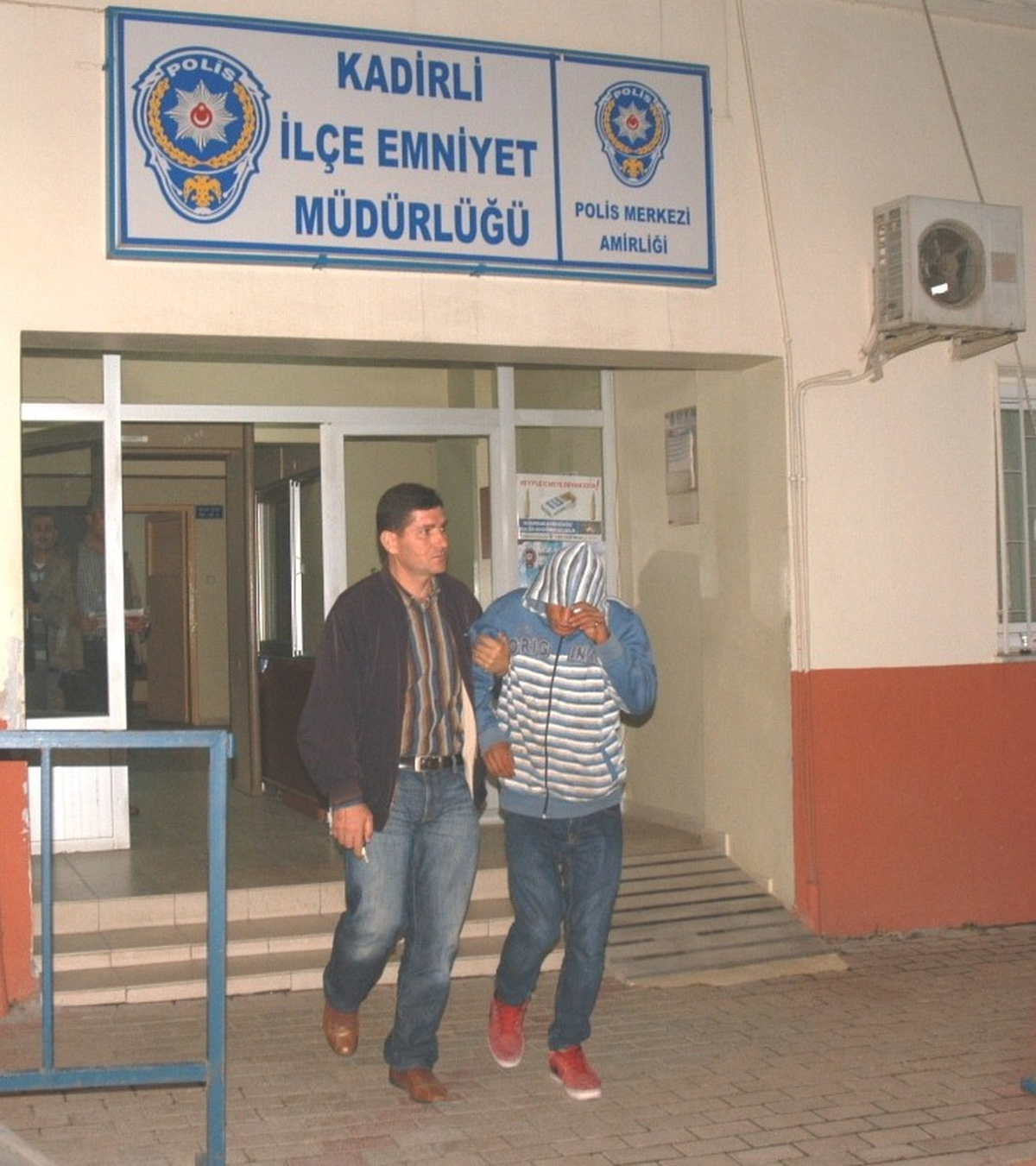 Babasının Mezarını Yaptırmak İçin Parke Taşı Çaldı