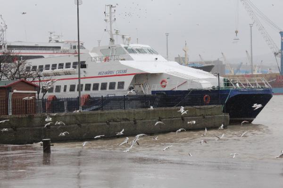 Bandırma\'da Şiddetli Rüzgar Deniz Ulaşımını Aksattı