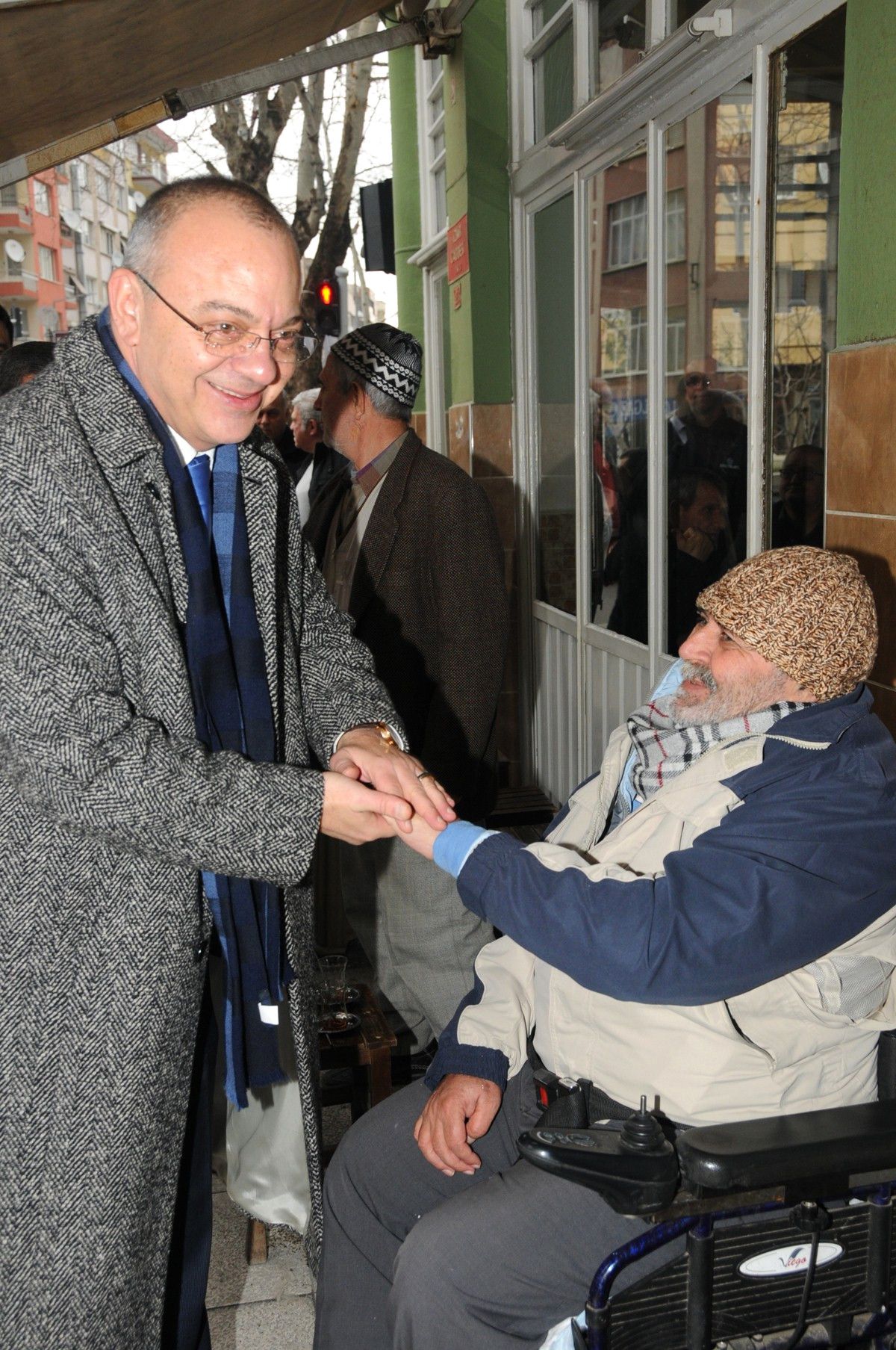 Başkan Ergün\'e Tevfikiye Mahallesi\'nde Çiçekli Karşılama