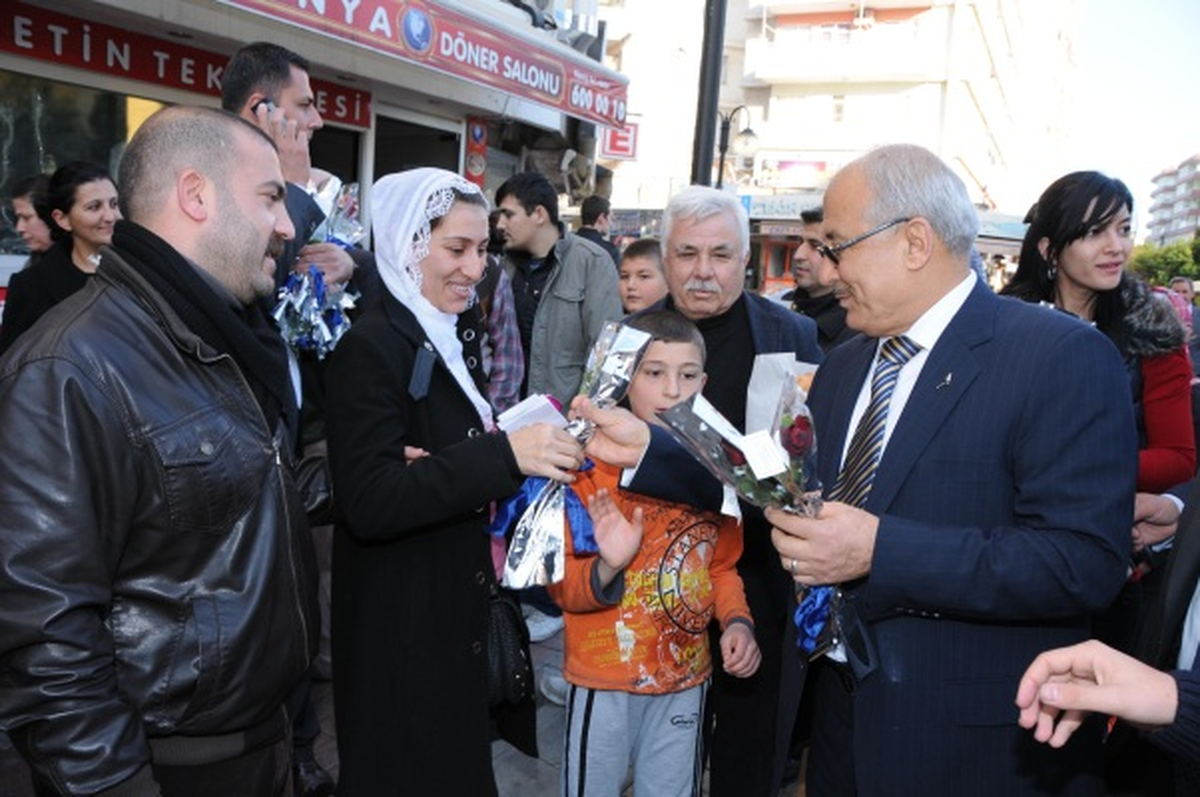 Başkan Kocamaz, Vatandaşlara Gül Dağıttı