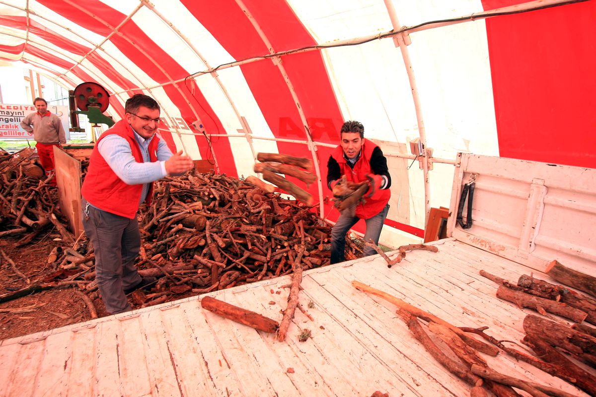Bayraklı\'da Yakacak Yardımı Devam Ediyor