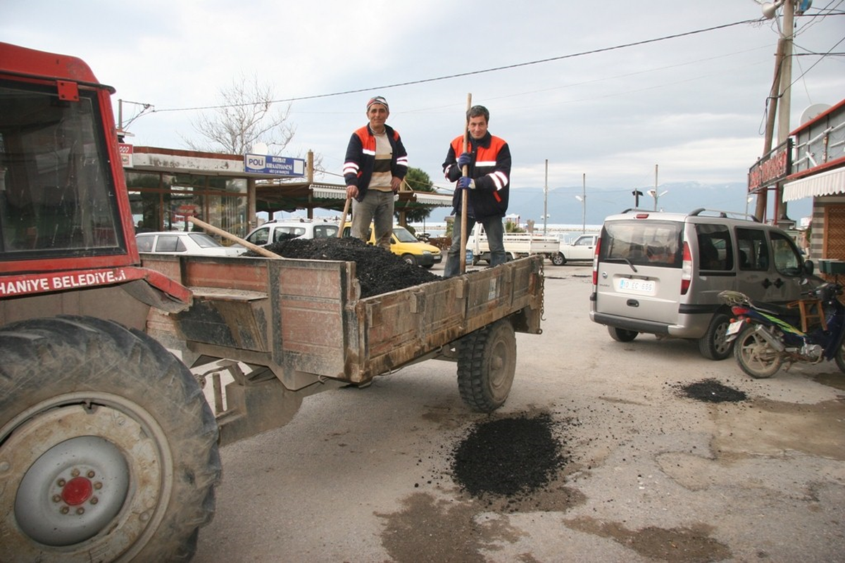 Burhaniye\'de Yollara Sel Bakımı