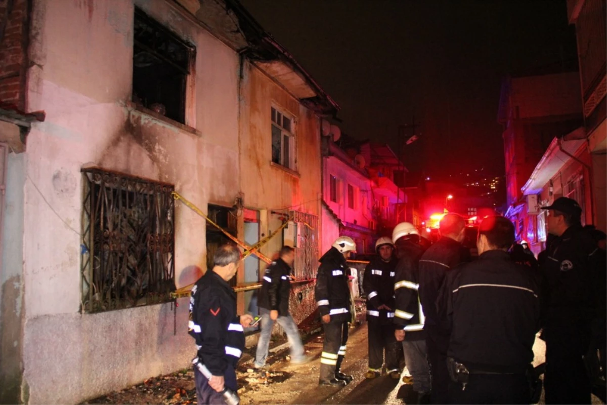 Bursa\'da Yangın Faciası: 2 Si Çocuk 3 Kişi Öldü