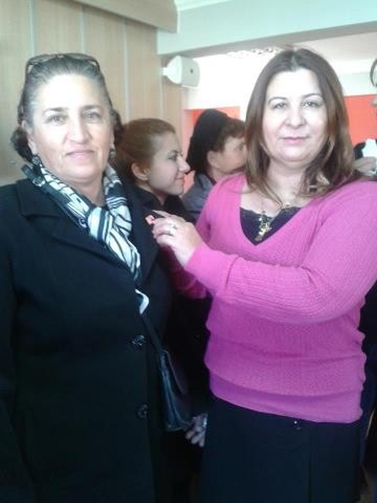 CHP\'ye Katılan Bayanlara Rozet Takıldı