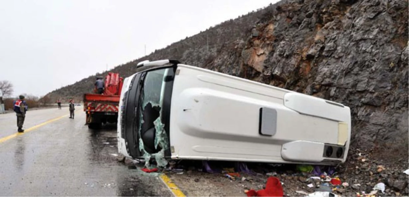 Çinli Turistleri Taşıyan Midibüs Devrildi: 16 Yaralı (1)