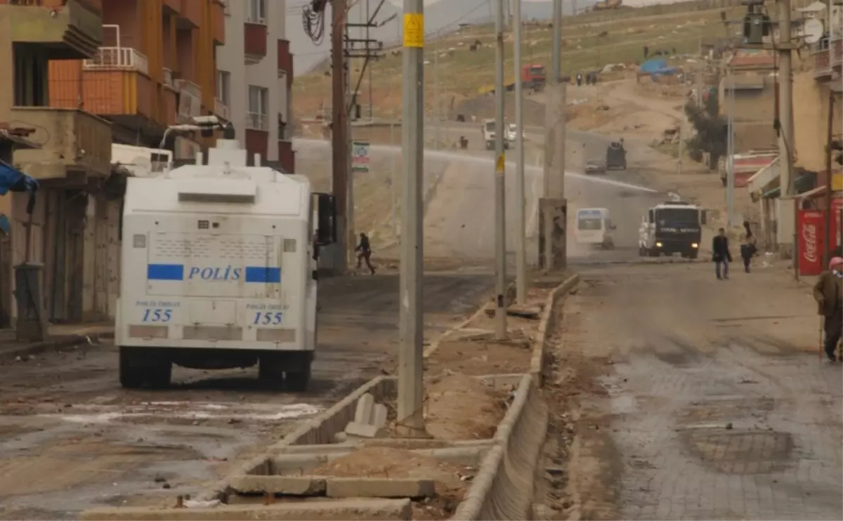 Cizre\'de Polisten İzinsiz Gösteri Yapan Gruba Müdahale