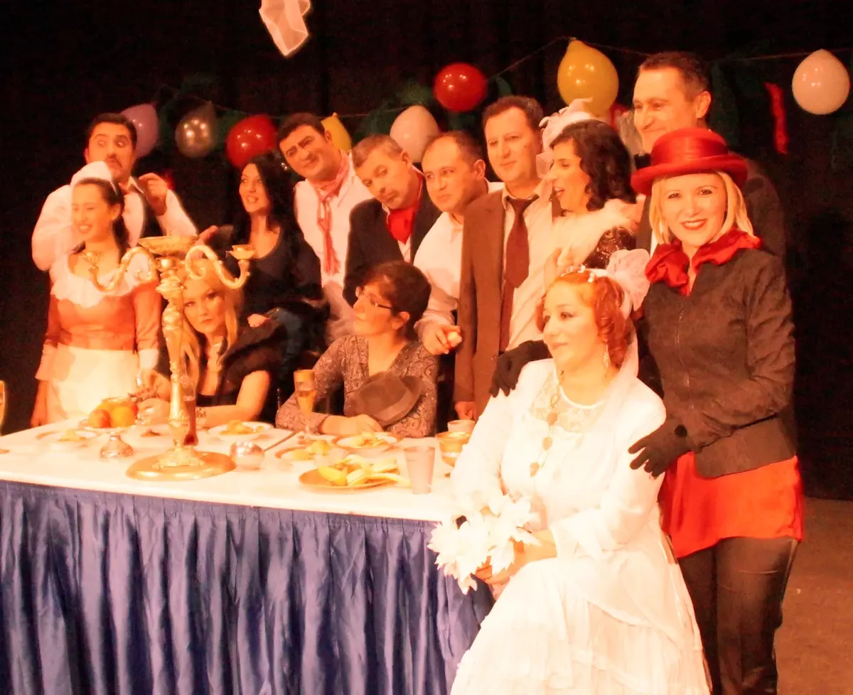 Doktorlar Tiyatro Gösterisi Yapıyor